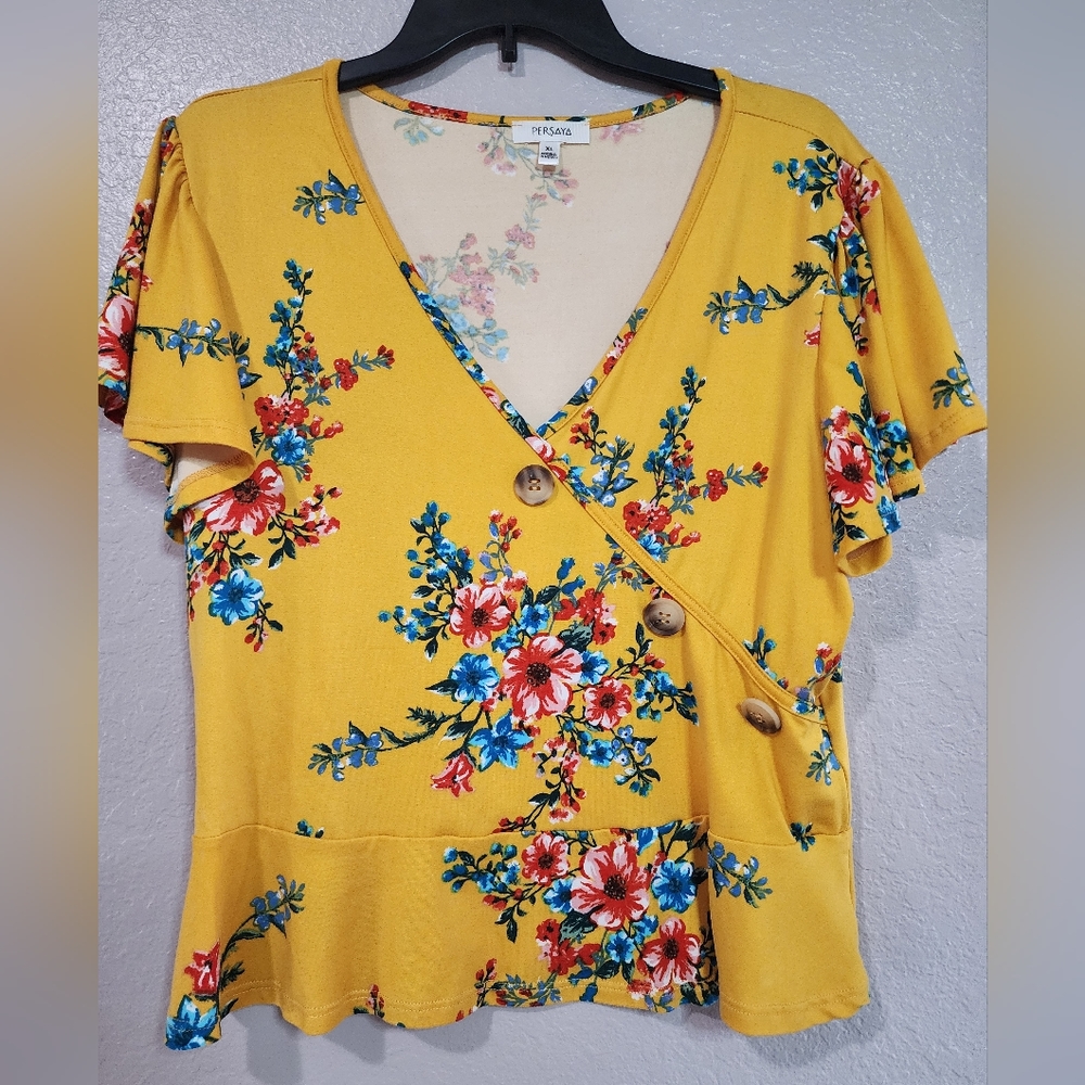 Persaya  Women’s yellow floral Blouse Size xl   Vneck.